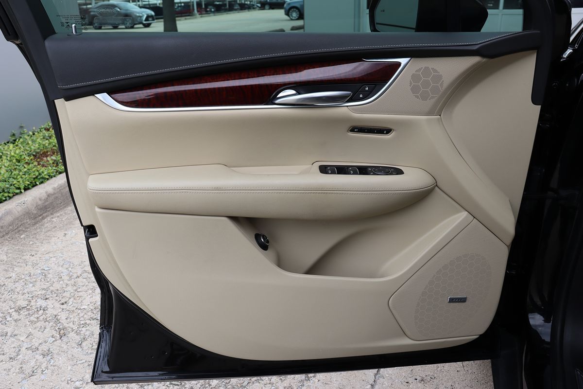 Vehicle image 40 of 52
