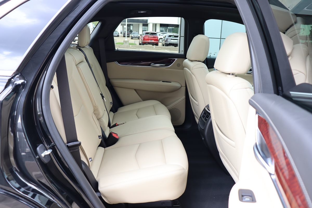 Vehicle image 33 of 52