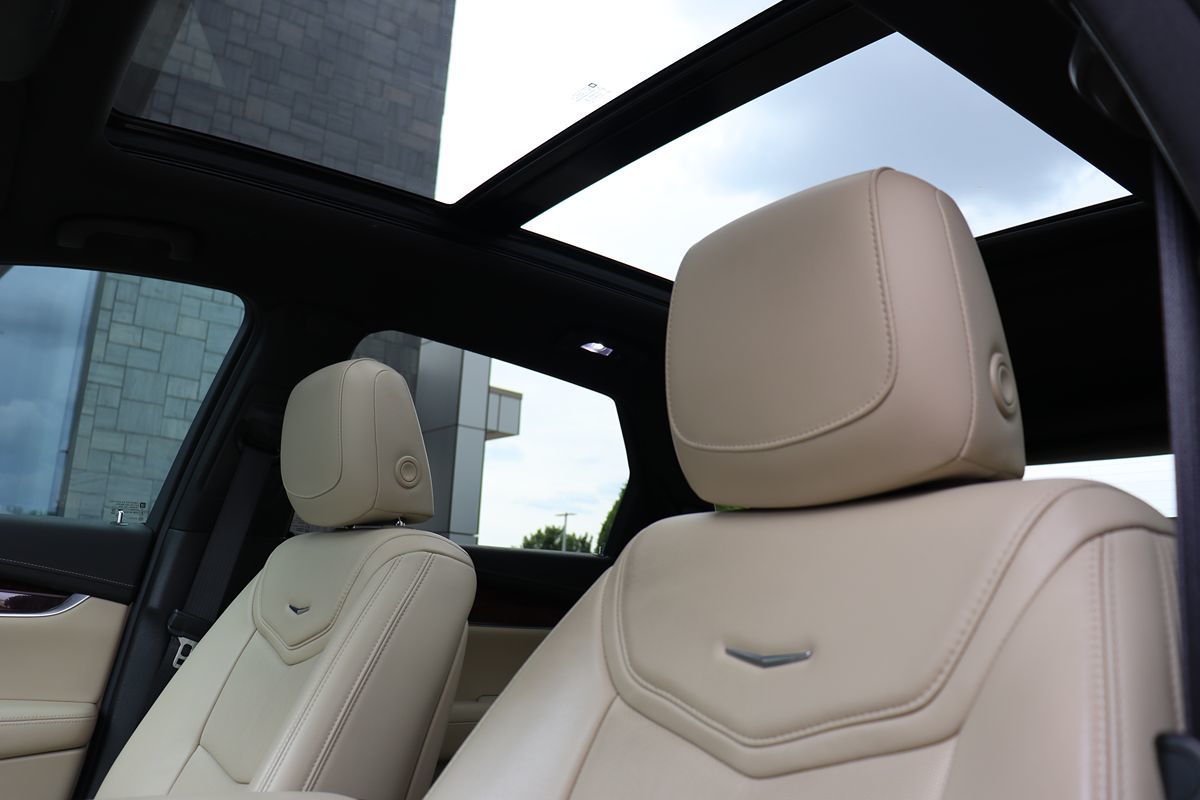 Vehicle image 10 of 52