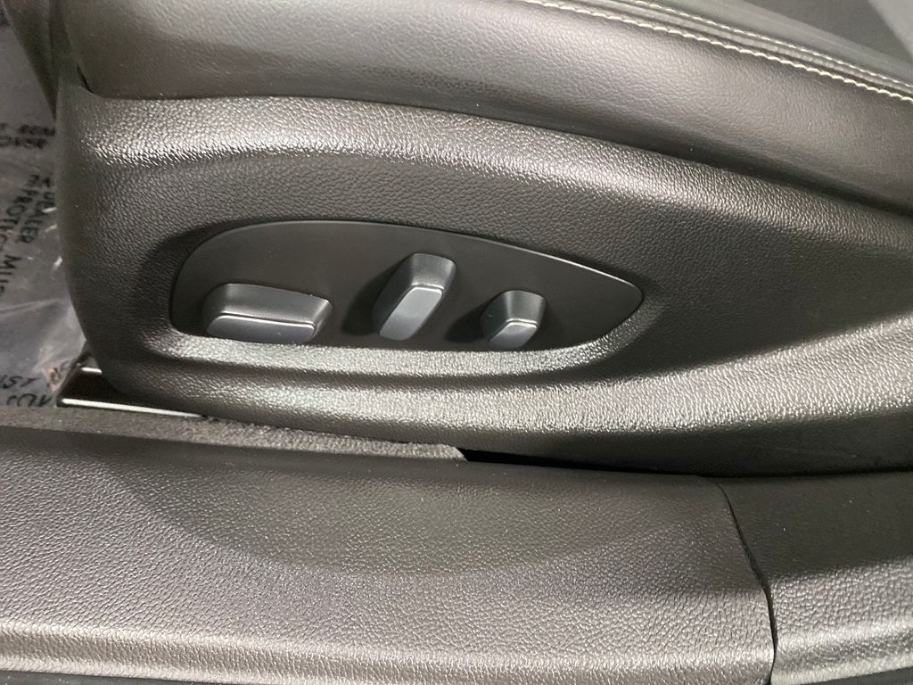 Vehicle image 9 of 32
