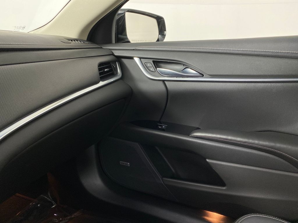 Vehicle image 21 of 32