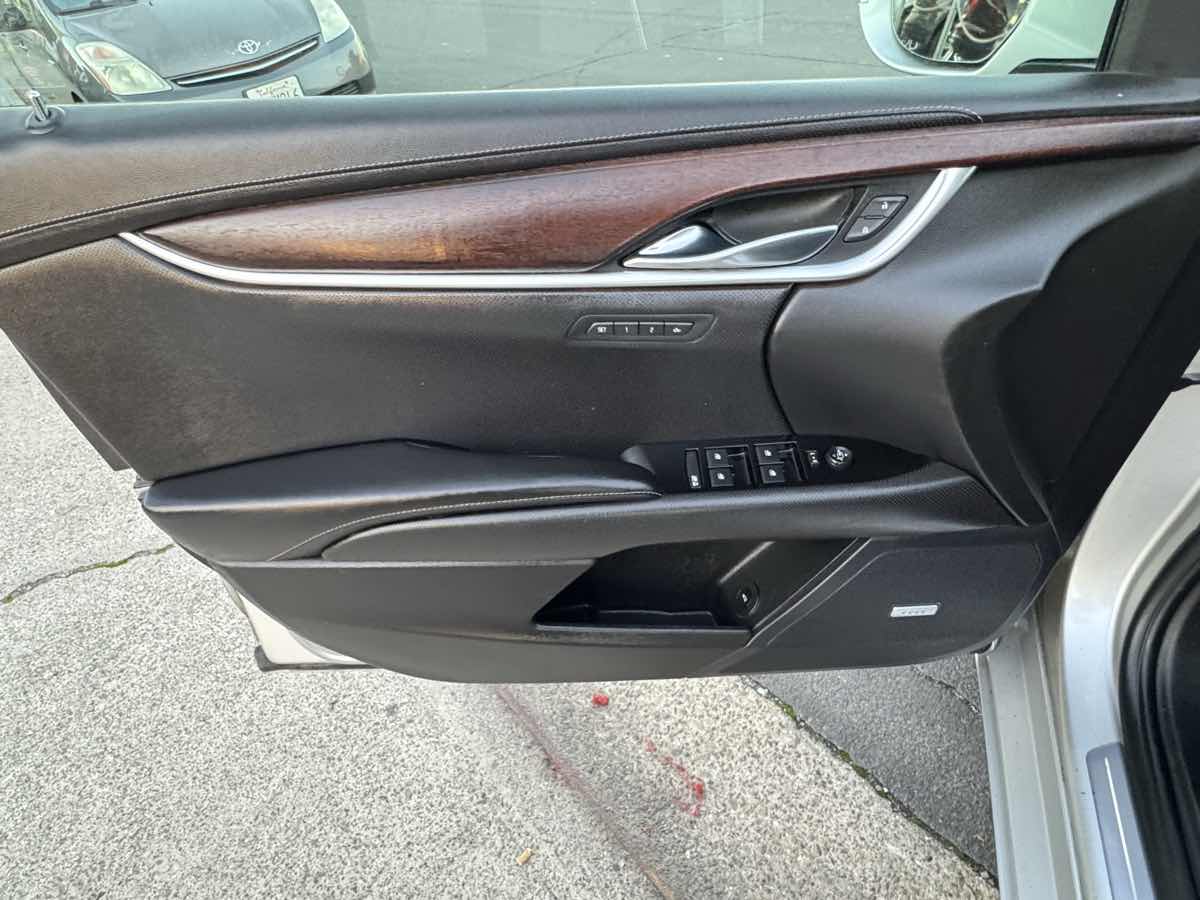 2019 Cadillac XTS Luxury Image 9 of 15