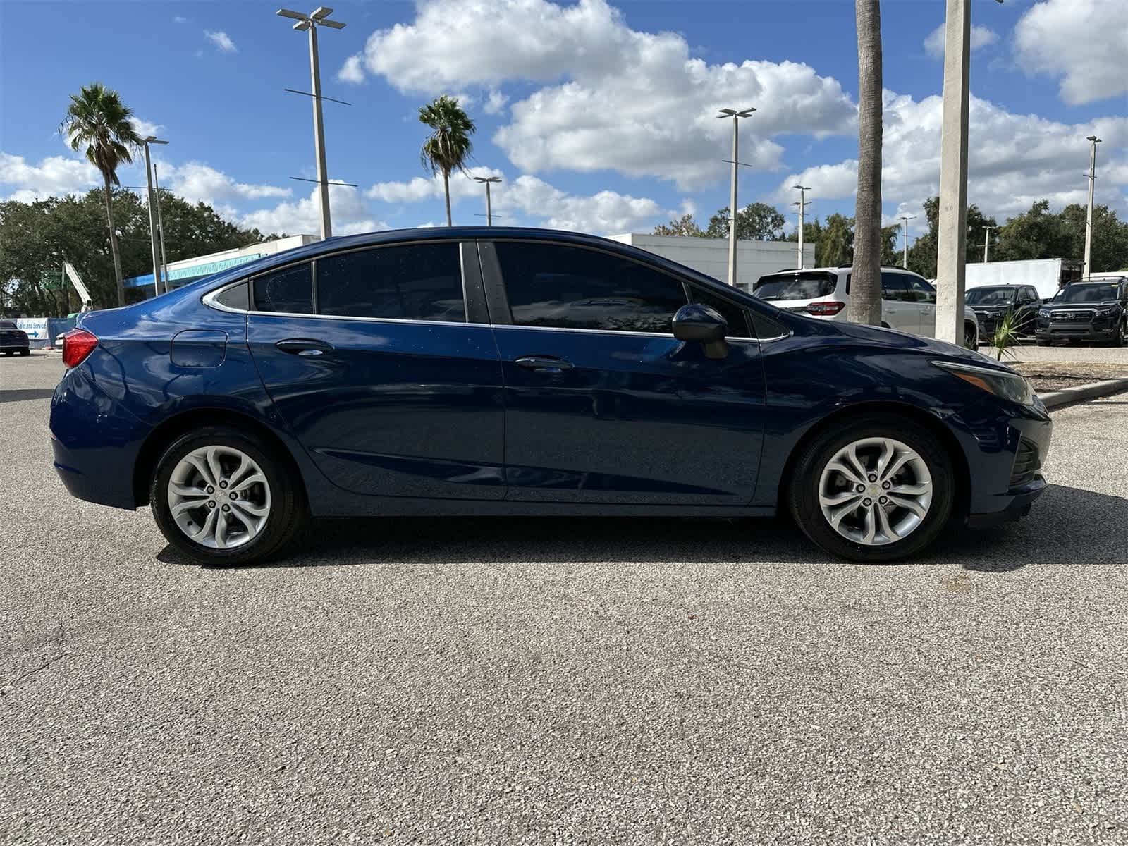 2019 Chevrolet Cruze LT Image 2 of 21
