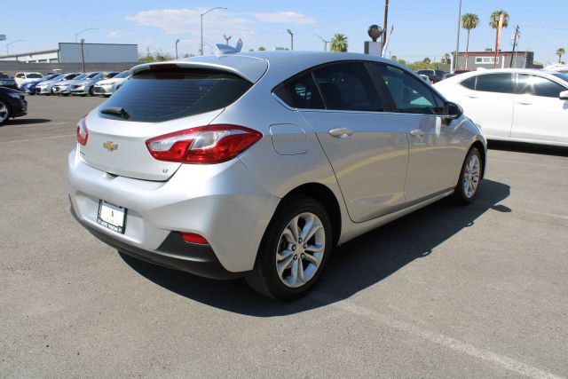 2019 Chevrolet Cruze LT Image 4 of 27