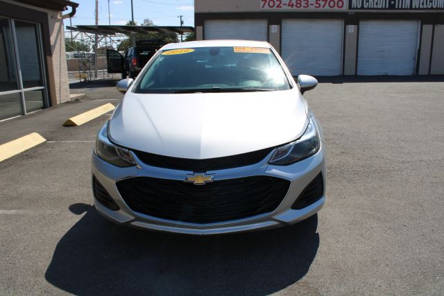 2019 Chevrolet Cruze LT Image 2 of 27