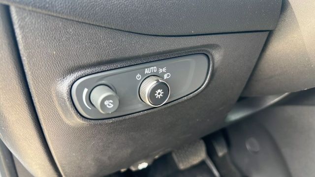 Vehicle image 25 of 34