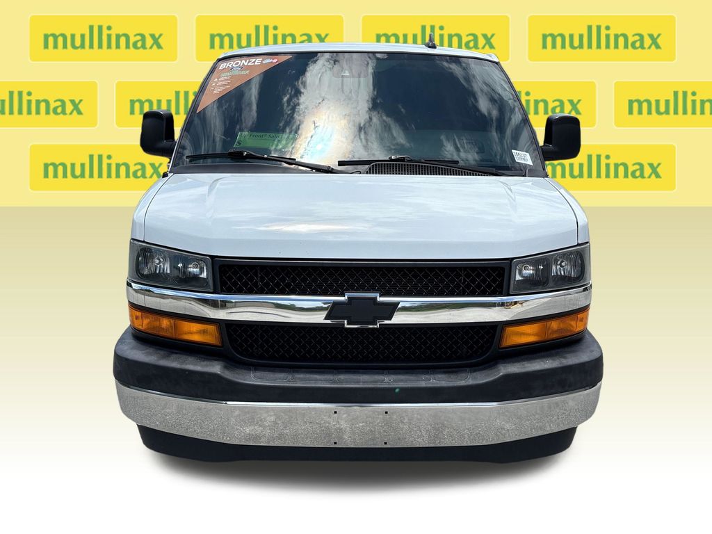 2019 Chevrolet Express LT Image 3 of 32