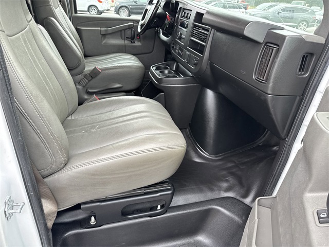 Vehicle image 25 of 28