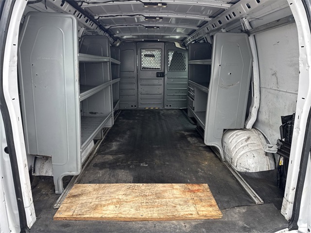 Vehicle image 27 of 28