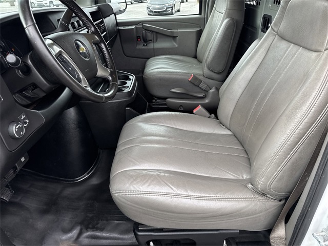 Vehicle image 21 of 28