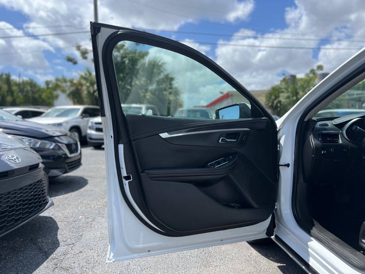Vehicle image 28 of 38