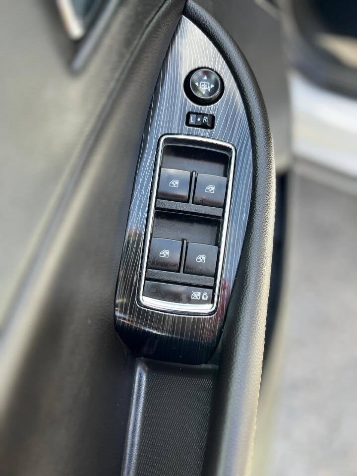 Vehicle image 25 of 38