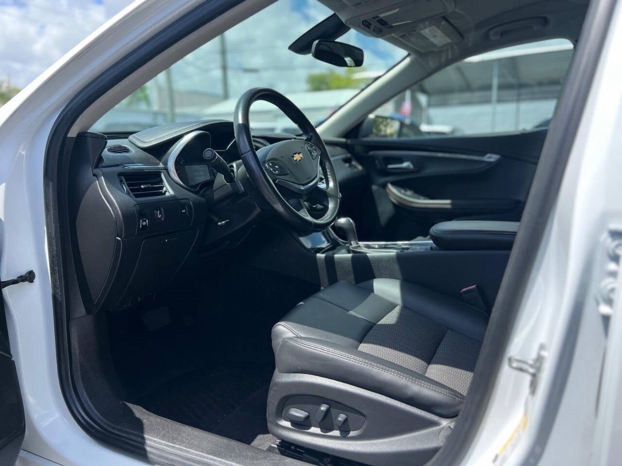 Vehicle image 21 of 38