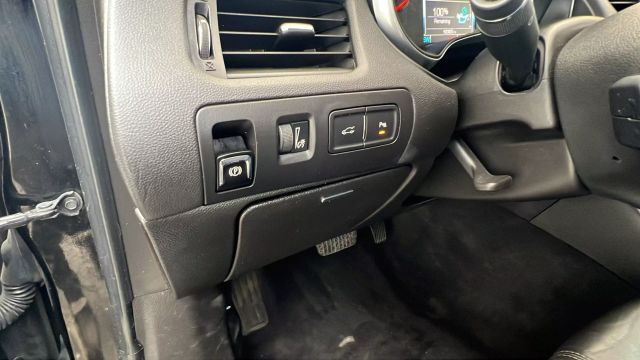 Vehicle image 24 of 33