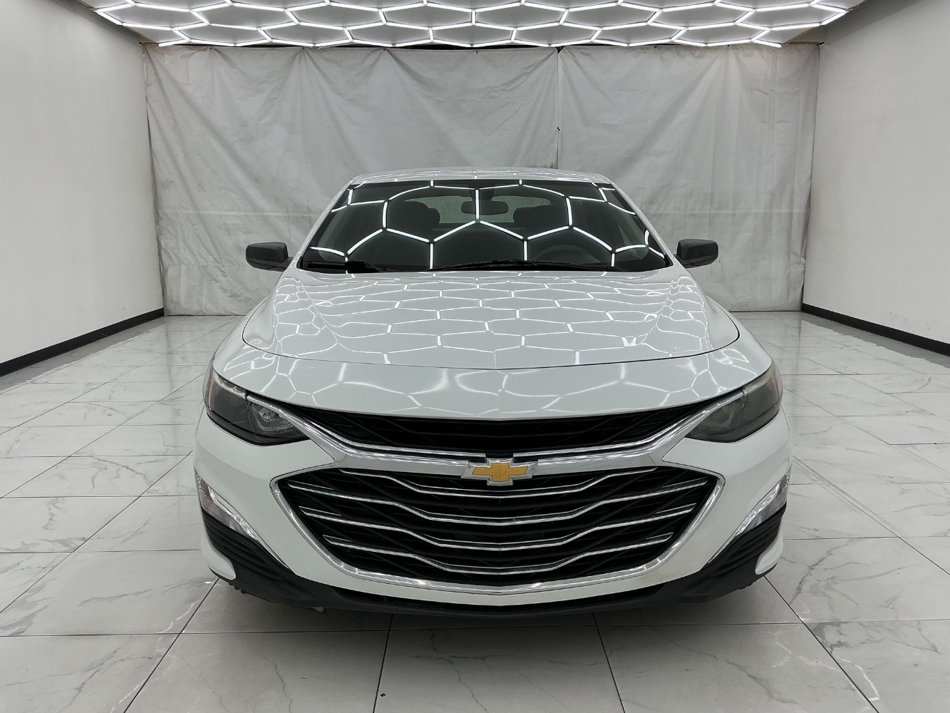2019 Chevrolet Malibu LS Image 2 of 43