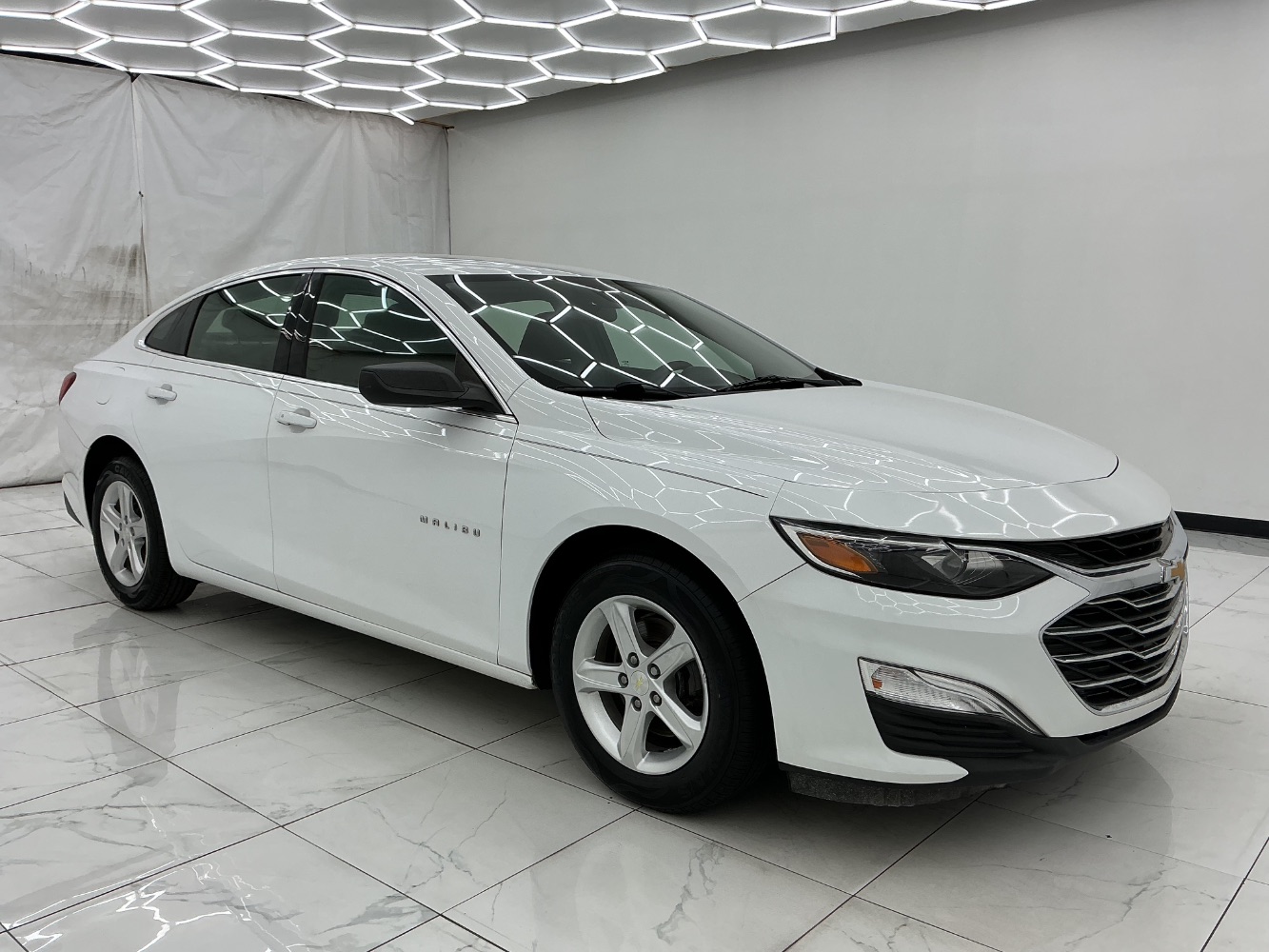 2019 Chevrolet Malibu LS Image 3 of 43