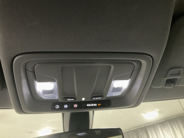 Vehicle image 23 of 33