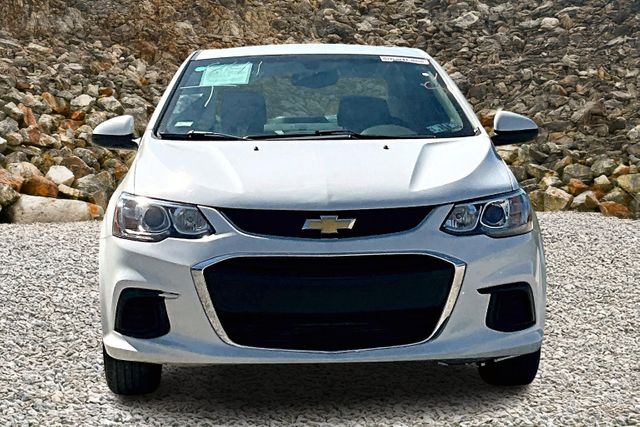 2019 Chevrolet Sonic LT Image 2 of 32