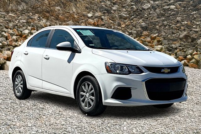 2019 Chevrolet Sonic LT Image 3 of 32