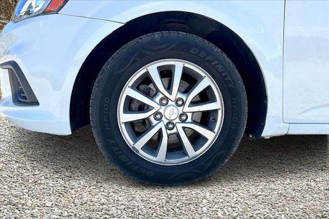 2019 Chevrolet Sonic LT Image 7 of 32