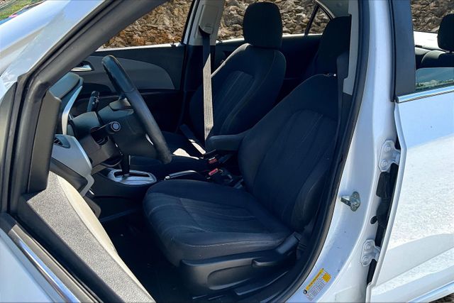 2019 Chevrolet Sonic LT Image 8 of 32