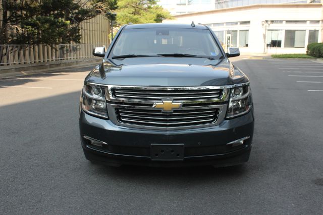 2019 Chevrolet Suburban Premier Image 2 of 35