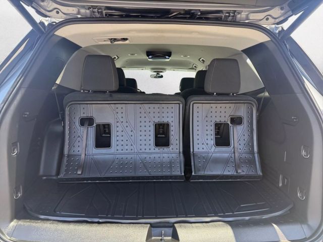 Vehicle image 25 of 40