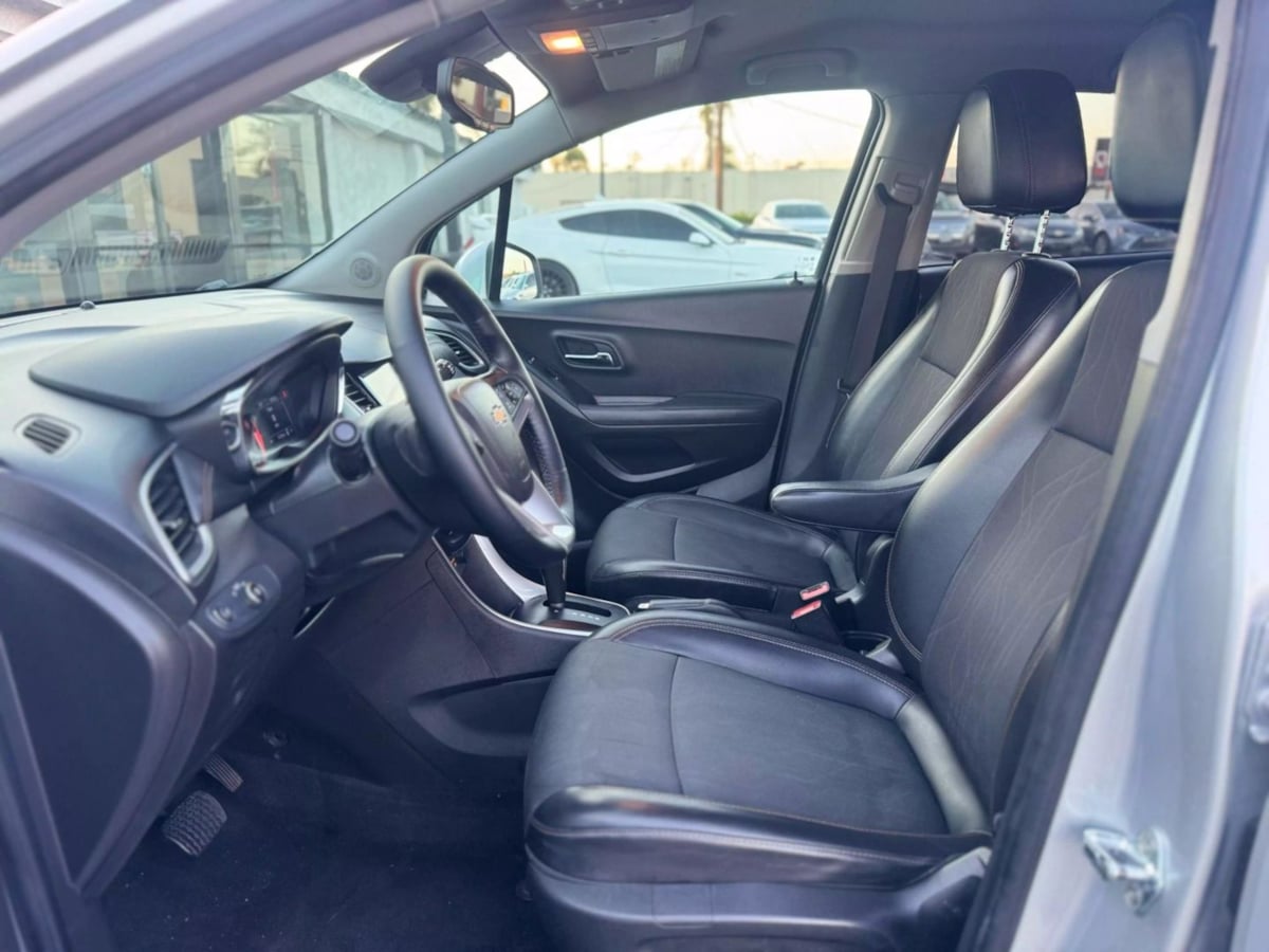 Vehicle image 17 of 33