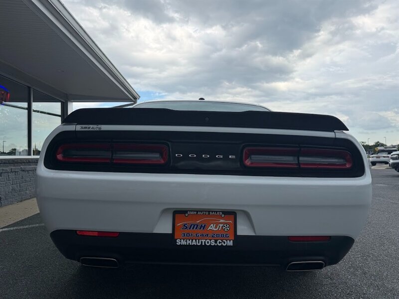 2019 Dodge Challenger SXT Image 3 of 44