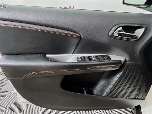Vehicle image 28 of 42