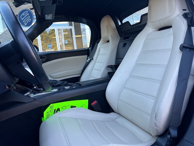 Vehicle image 10 of 32