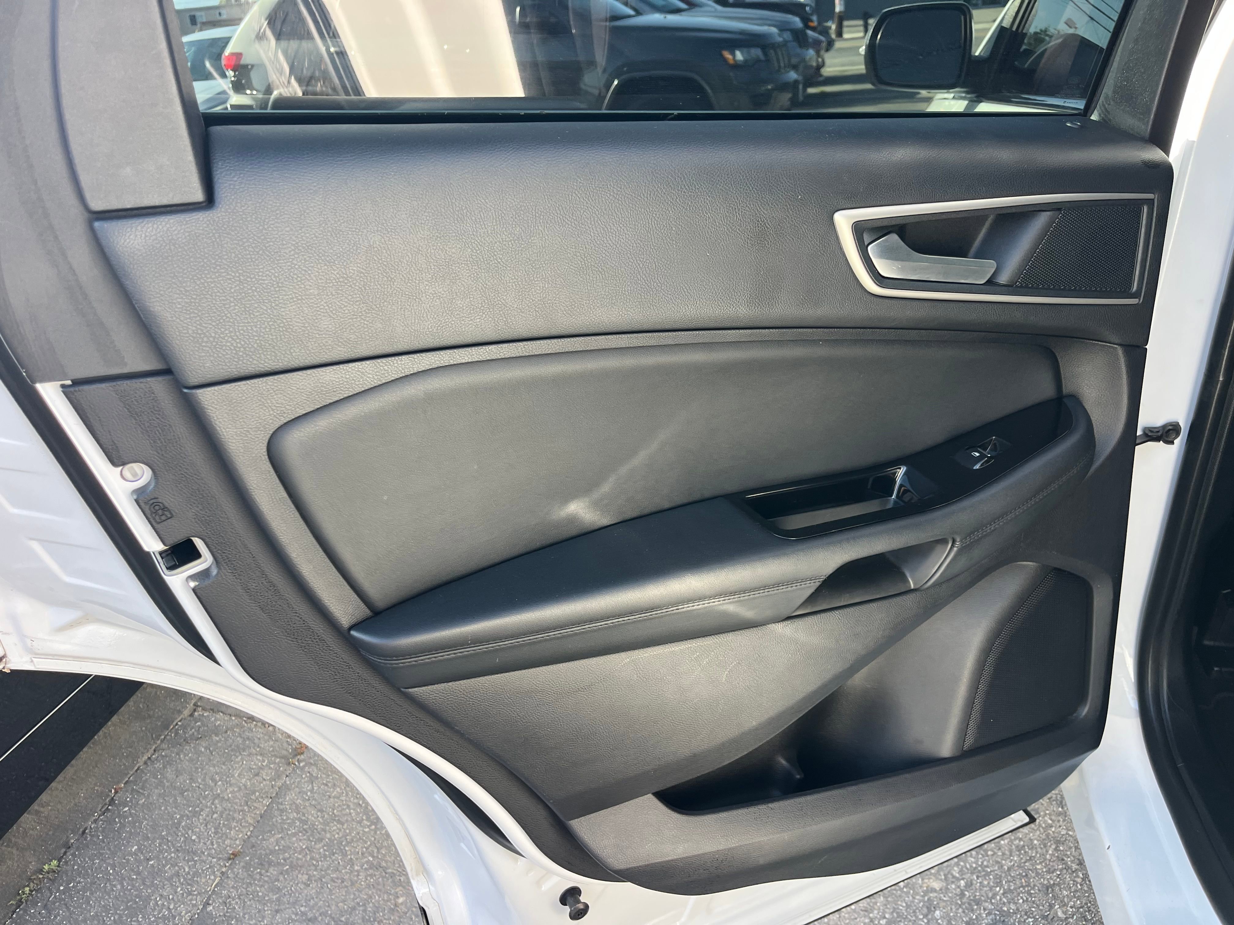 Vehicle image 28 of 72