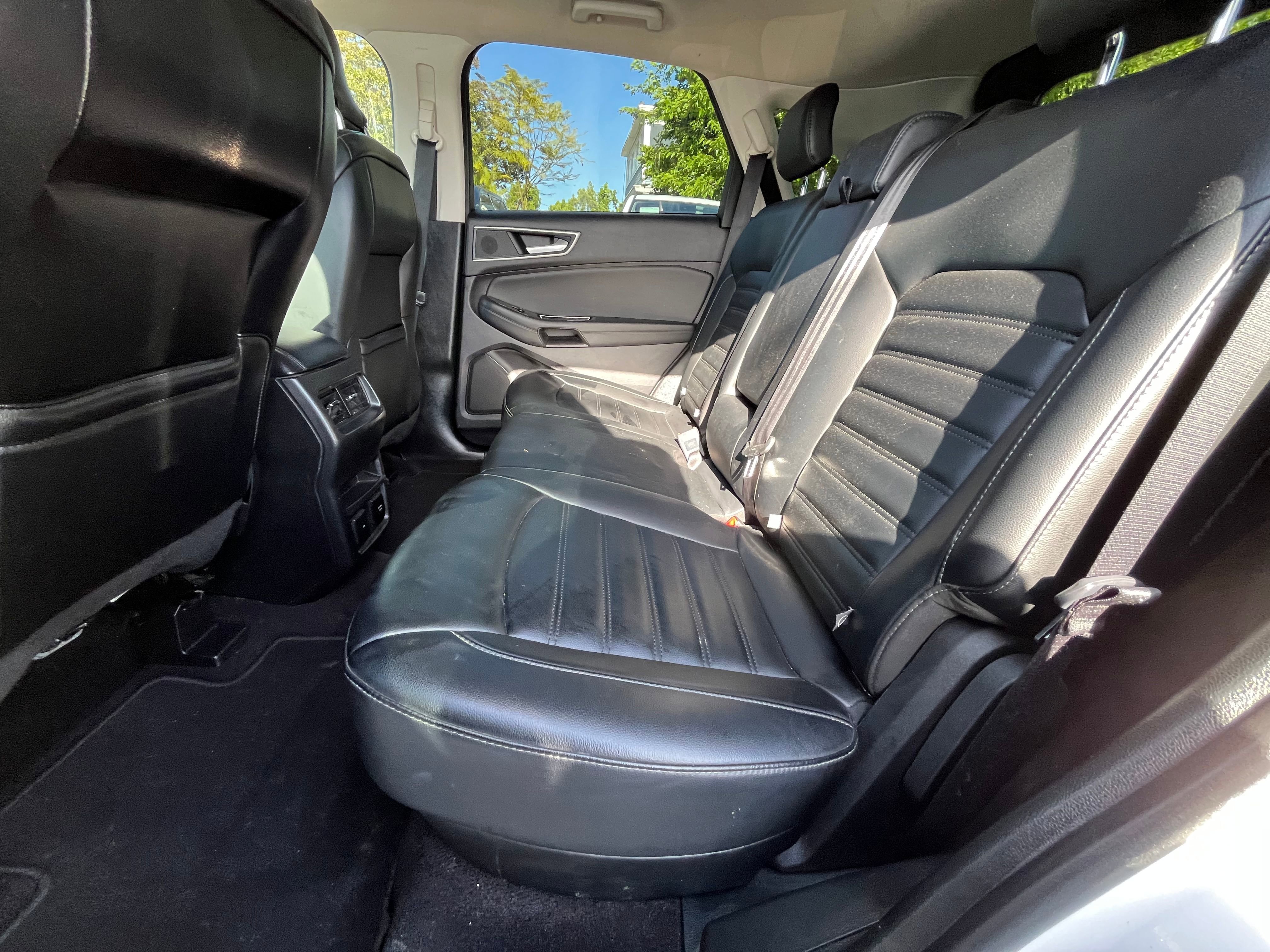 Vehicle image 32 of 72