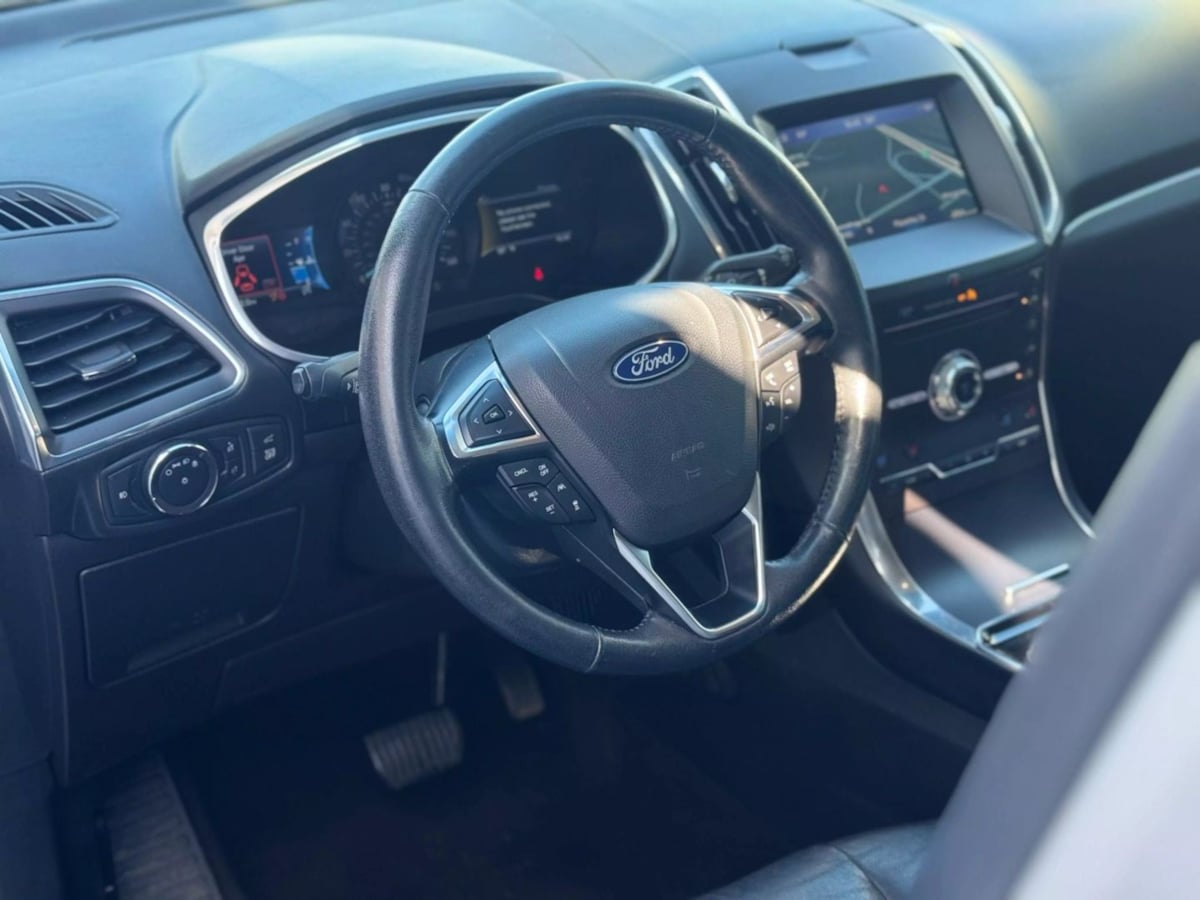 Vehicle image 22 of 36