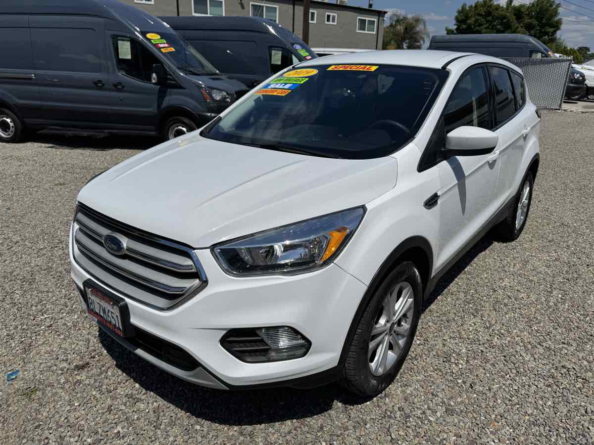2019 Ford Escape SE Image 1 of 16