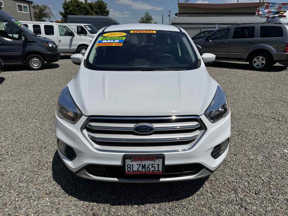 2019 Ford Escape SE Image 2 of 16