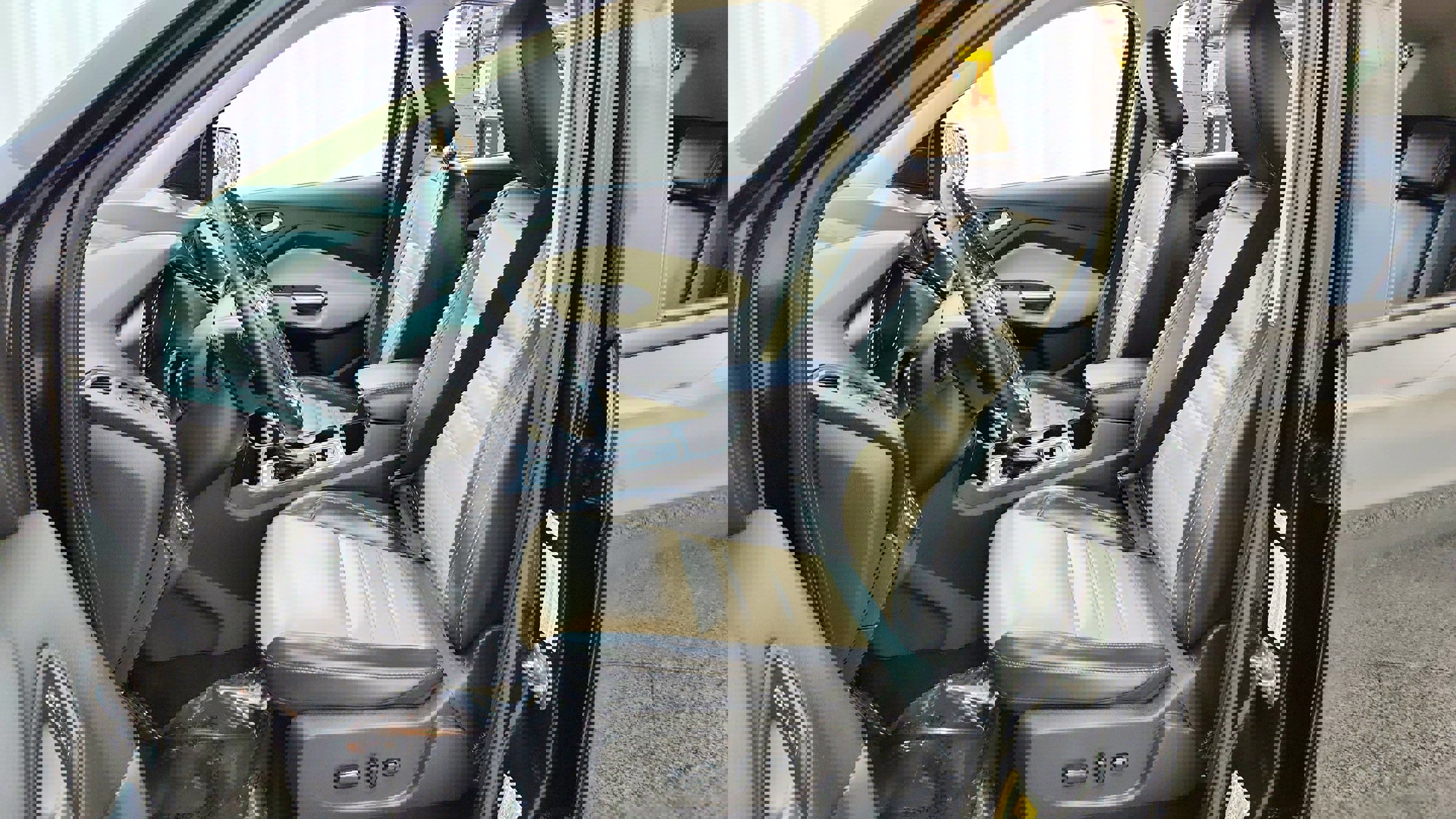 Vehicle image 21 of 32