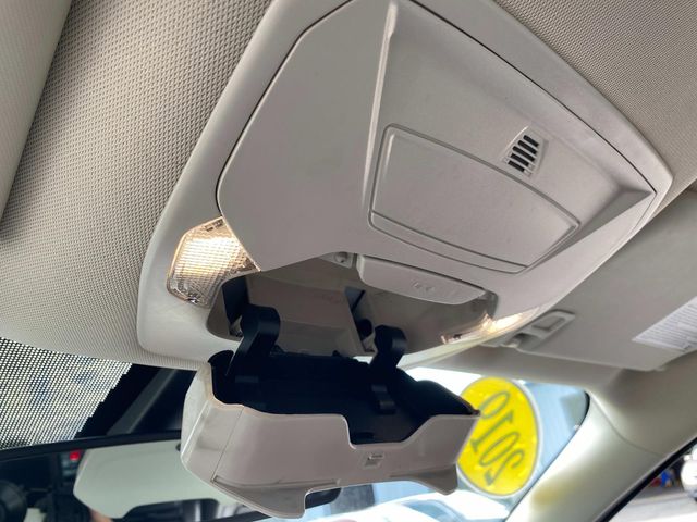 Vehicle image 29 of 33