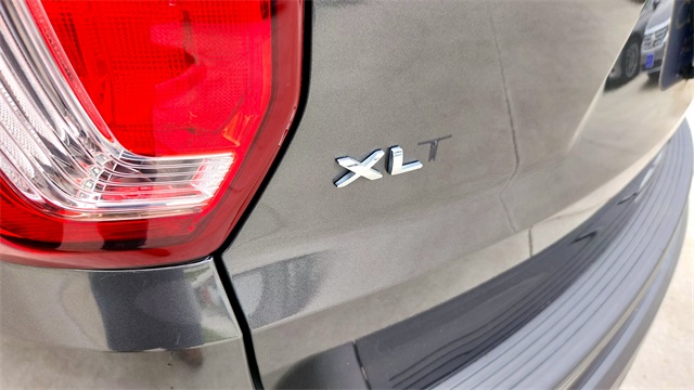 Vehicle image 23 of 32