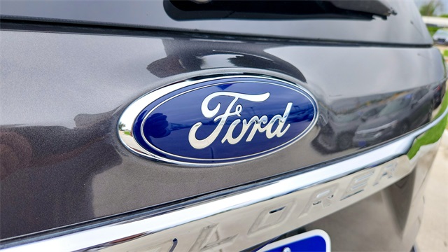 Vehicle image 21 of 32