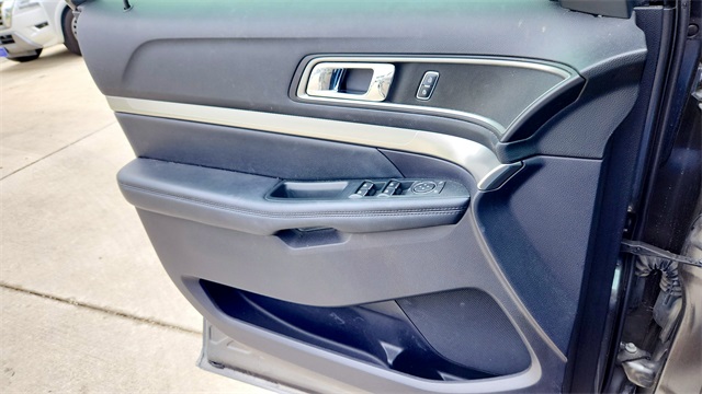 Vehicle image 17 of 32