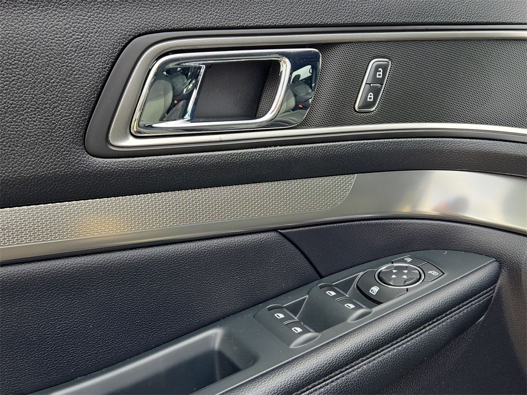 Vehicle image 32 of 40