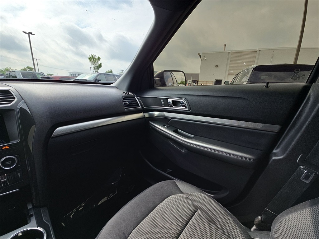 Vehicle image 24 of 40