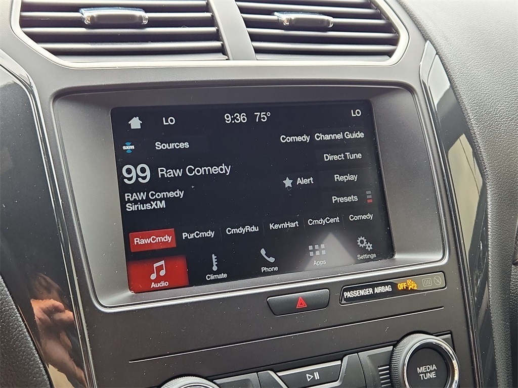 Vehicle image 27 of 40