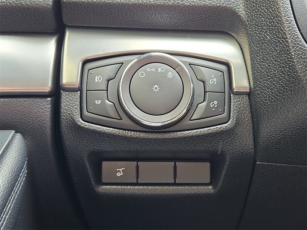 Vehicle image 39 of 40