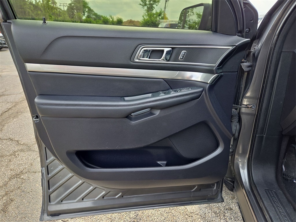 Vehicle image 31 of 40