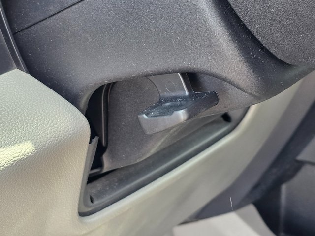Vehicle image 32 of 44