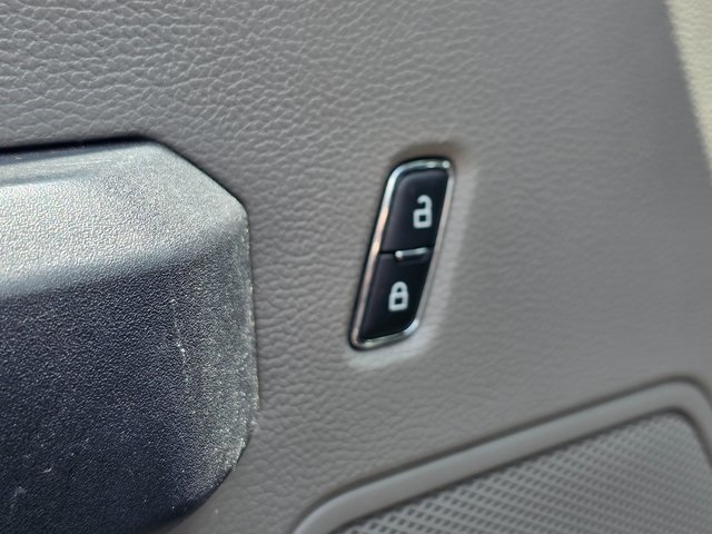 Vehicle image 33 of 44