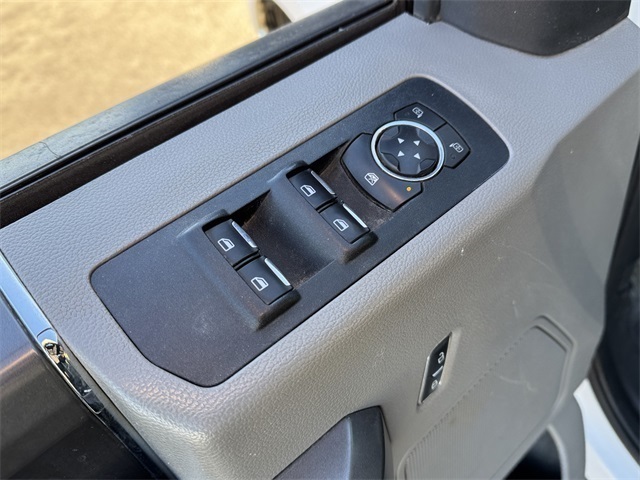 Vehicle image 28 of 33