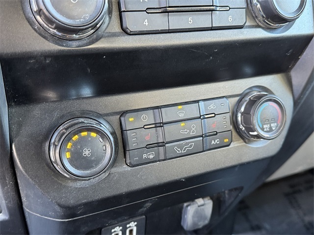Vehicle image 27 of 33